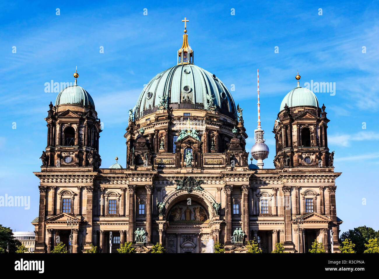 Berlin, Deutschland. Die Museumsinsel, der Berliner Dom mit dem Berliner Fernsehturm im Hintergrund Stockfoto