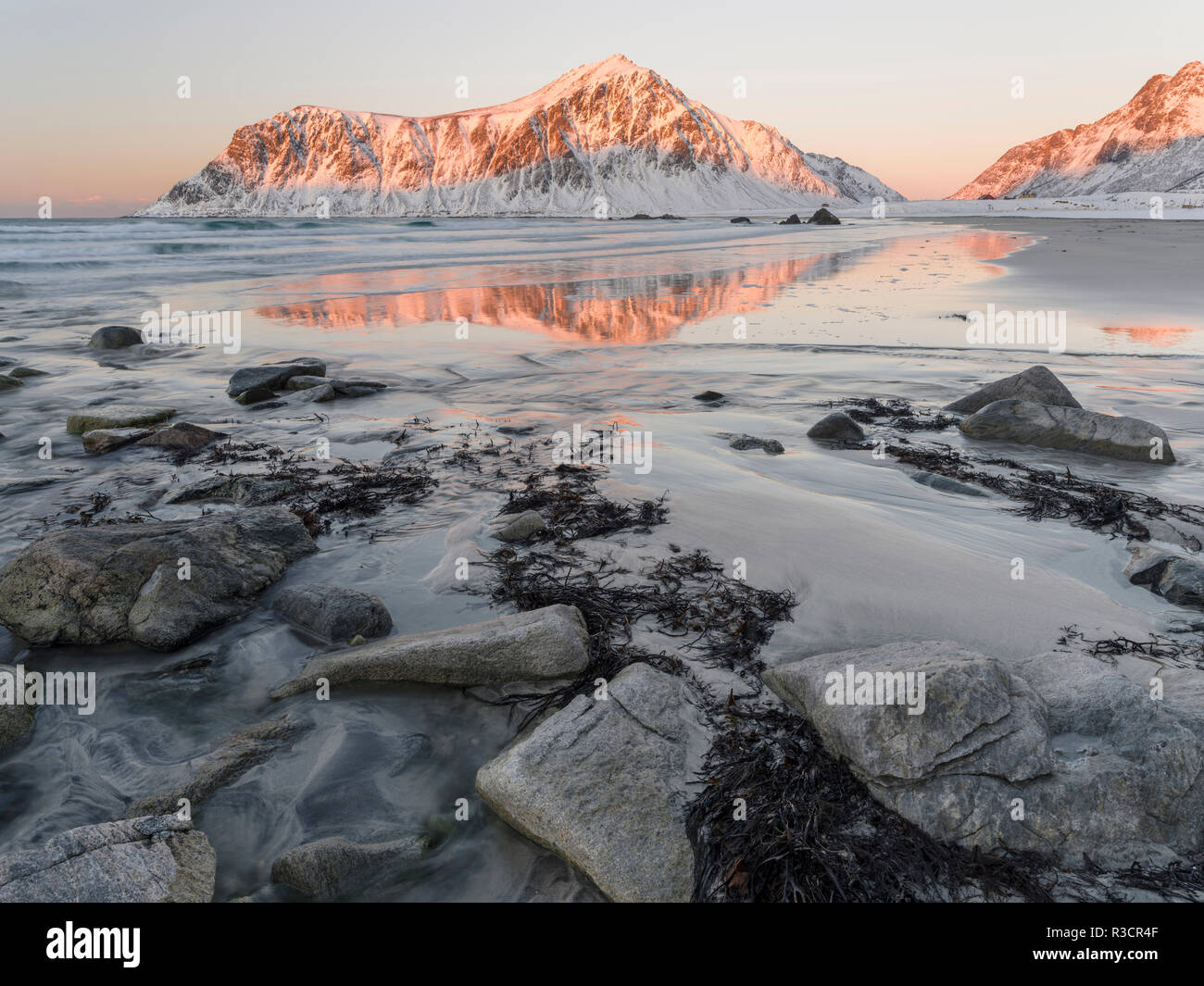 Sonnenaufgang über Skagsanden Flakstad und Strand. Der Küste in der Nähe von Flakstad, Insel Flakstadoya. Stockfoto