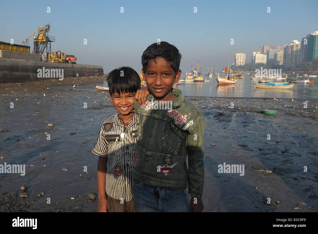 Zwei Jungs in Machhimar Kolonie, ein Fischer Siedlung oder Slums in Mumbai, Indien, zwischen dem "Posh" in Cuffe Parade und Nariman Point Stockfoto