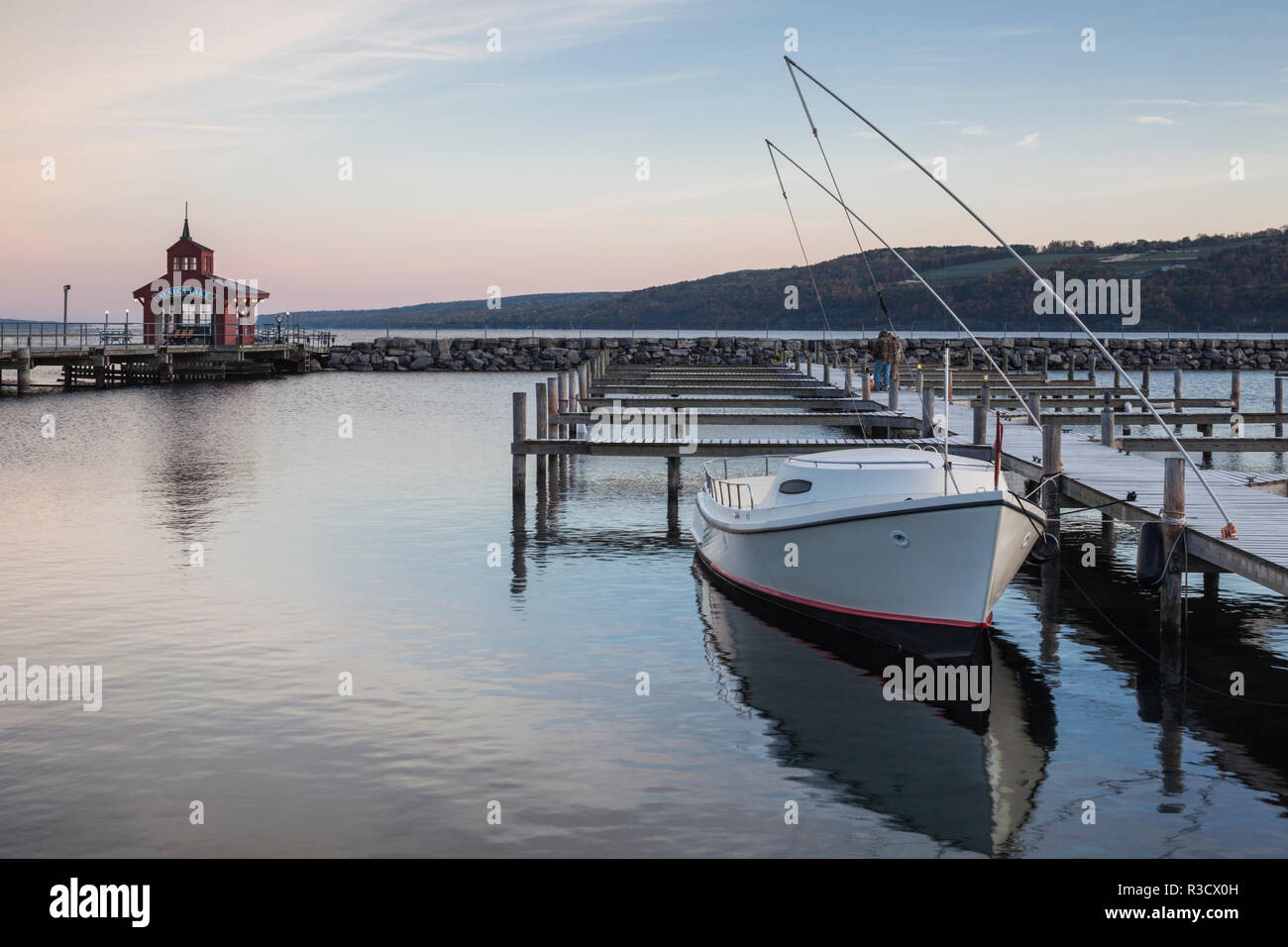 USA, New York, Finger Lakes Region, Watkins Glen, Seneca Lake Pier Stockfoto