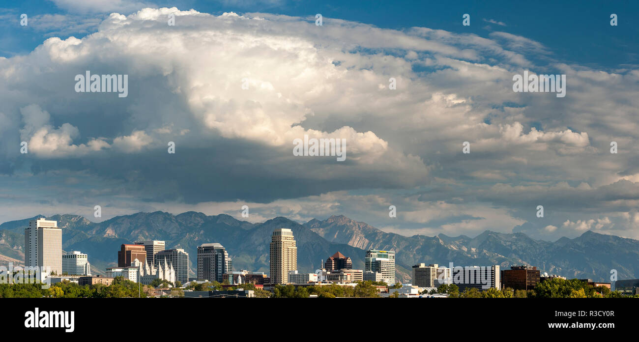 Salt Lake City unter der Wasatch Berge in Utah. Stockfoto