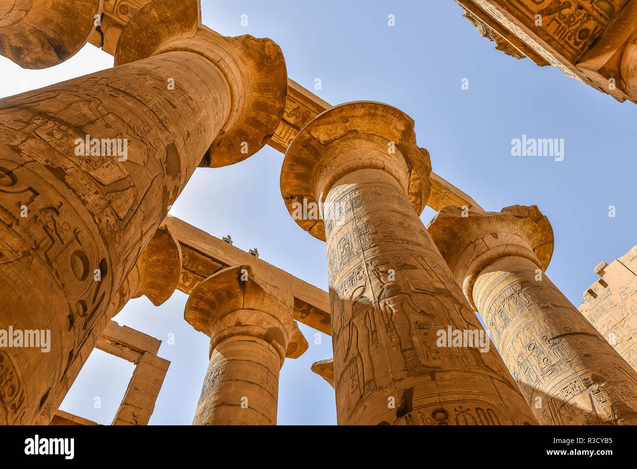 Spalten und blauer Himmel in die Große hypostyle Halle im Tempel der Amon-Re in Karnak, Ägypten, 22. Oktober 2018 Stockfoto