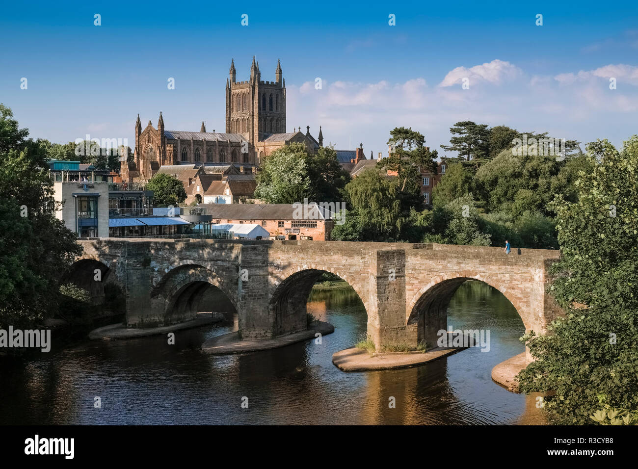 Blick auf die gotische Kathedrale von Hereford und St Martins Street Brücke den Fluss Wye, Hereford, Herefordshire, England UK Kreuzung Stockfoto