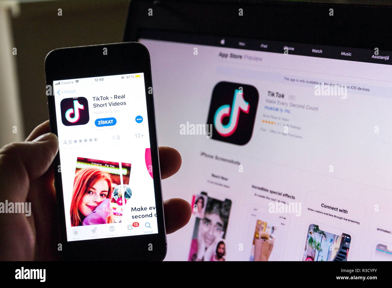 Prag, tschechische Republik - 22 NOVEMBER 2018: TikTok mobile Video-sharing-app Firmenlogo auf Telefonbildschirm mit Internet Homepage im Hintergrund Stockfoto