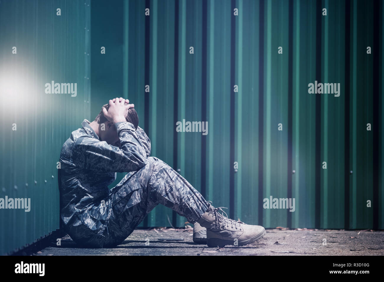 Frustriert Militär Soldat Sitzen mit den Händen auf den Kopf Stockfoto