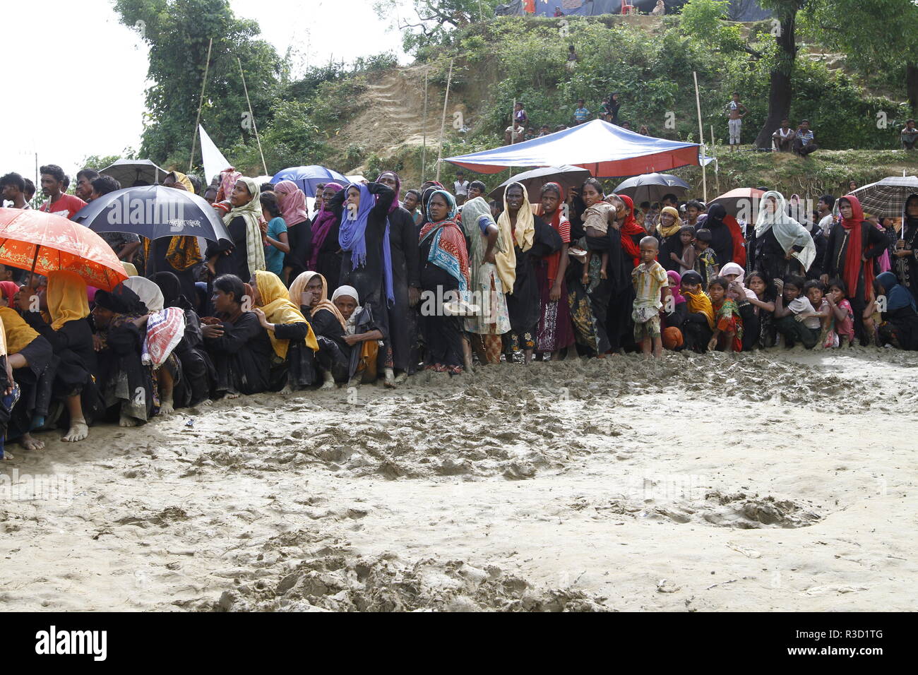 Cox's Bazar, Bangladesch: Rohingya-flüchtlinge sammeln für Beihilfen in einem Flüchtlingslager in Ukhia, Cox's Bazar, Bangladesch, Myanmar militärische Operation gegen die muslimische Rohingya in Rakhine, Myanmar am 26. September 2017. Die weltweit größte Flüchtlingslager in Bangladesch, wo mehr als eine Million Menschen, die Rohingya in Bambus und Plane. Über eine halbe Million Rohingya Flüchtlinge aus Myanmar Rakhine, haben in Bangladesch seit dem 25. August 2017 flohen nach Angaben der Vereinten Nationen. © REHMAN Asad/Alamy Stock Foto Stockfoto