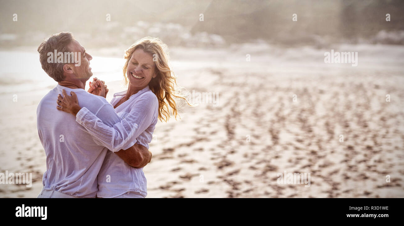 Reifes Paar gemeinsam Spaß am Strand Stockfoto