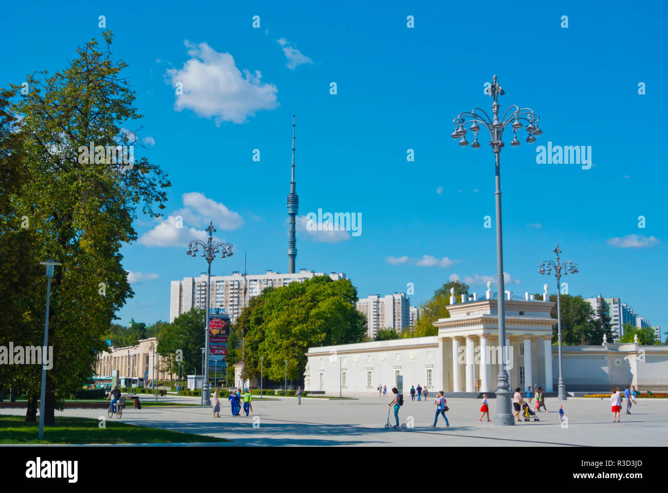 VDNKh, Ausstellungsbereich, mit Ostanskinky Bezirk Wohnblocks und Ostankino TV Turm im Hintergrund, Moskau, Russland Stockfoto