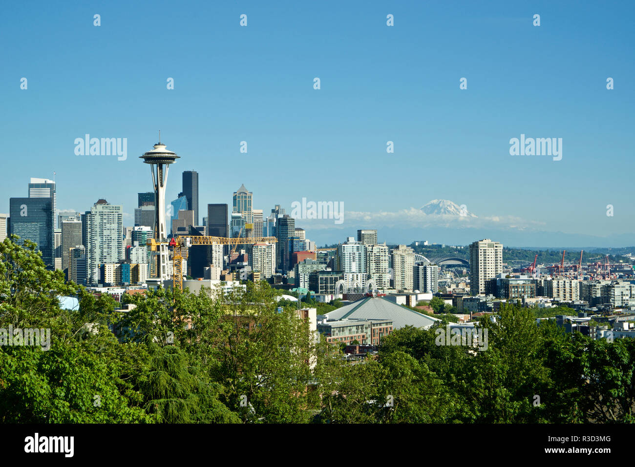 Usa, WA, Seattle. Queen Anne, Blick auf die Innenstadt von Kerry Park, Mount Saint Helens im Hintergrund Stockfoto