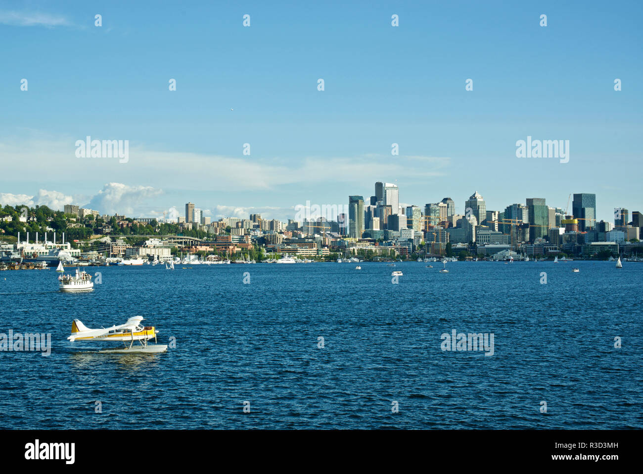 Usa, WA, Seattle. Den Union See und Blick auf die Innenstadt von Gas Park Stockfoto