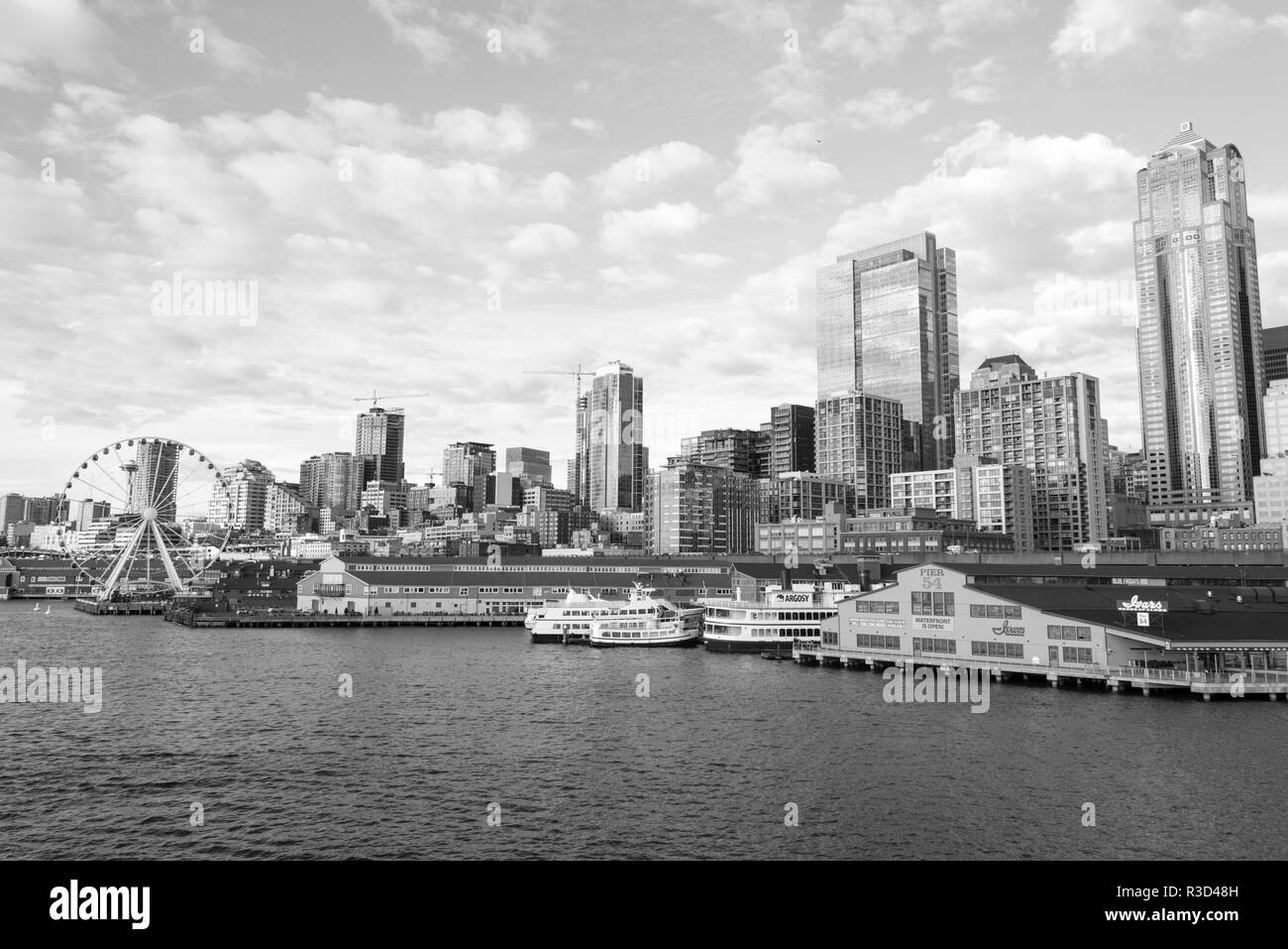 USA, WA, Seattle. Waterfront und Skyline. Wolken in Glas Gebäude wider Stockfoto