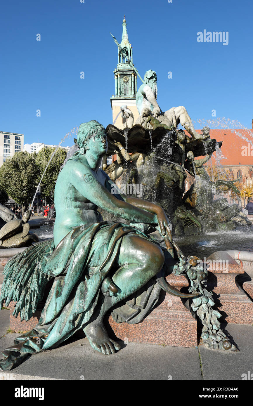 Berlin Deutschland - Der Neptunbrunnen mit St Mary's Church hinter in der Nähe von Alexanderplatz Stockfoto