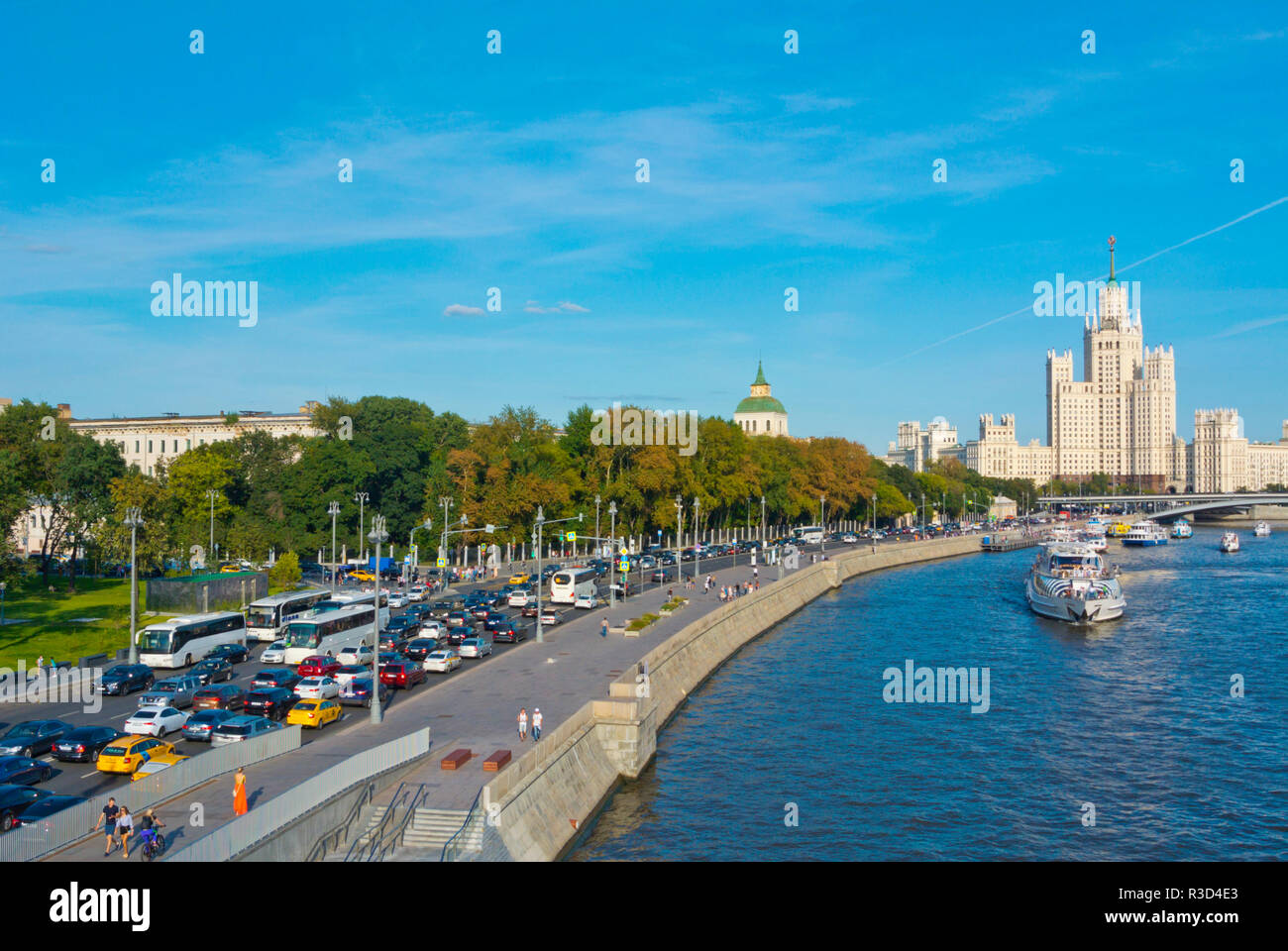 Moskvoretskaya Damm, Damm Kotelnicheskaya Gebäude im Hintergrund, Moskau, Russland Stockfoto