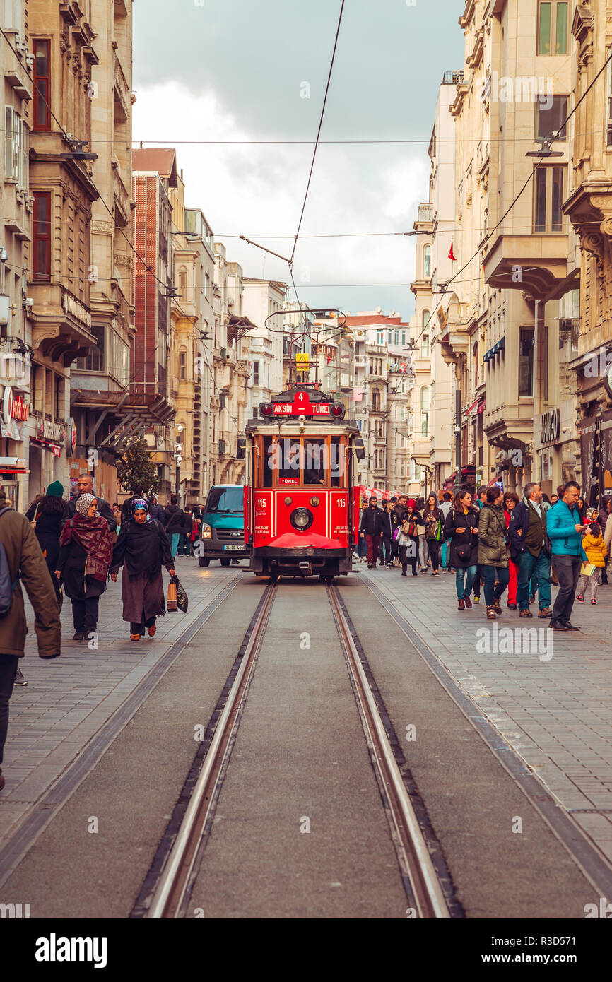 Nostalgische rot Retro Straßenbahn auf berühmten Istiklal Street. ISTANBUL, Türkei - 13 November 2018. Stockfoto