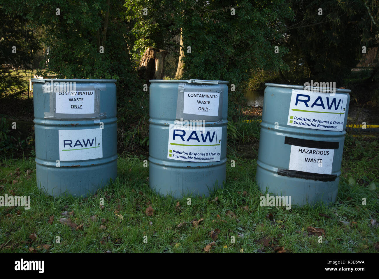 Kontaminierte Abfälle Behälter, ROH, Spezialisten in Binnengewässern Verschmutzung Verschütten oder Auslaufen Reaktion und Sanierung, neben dem Fluss Meon in Hampshire, Großbritannien Stockfoto