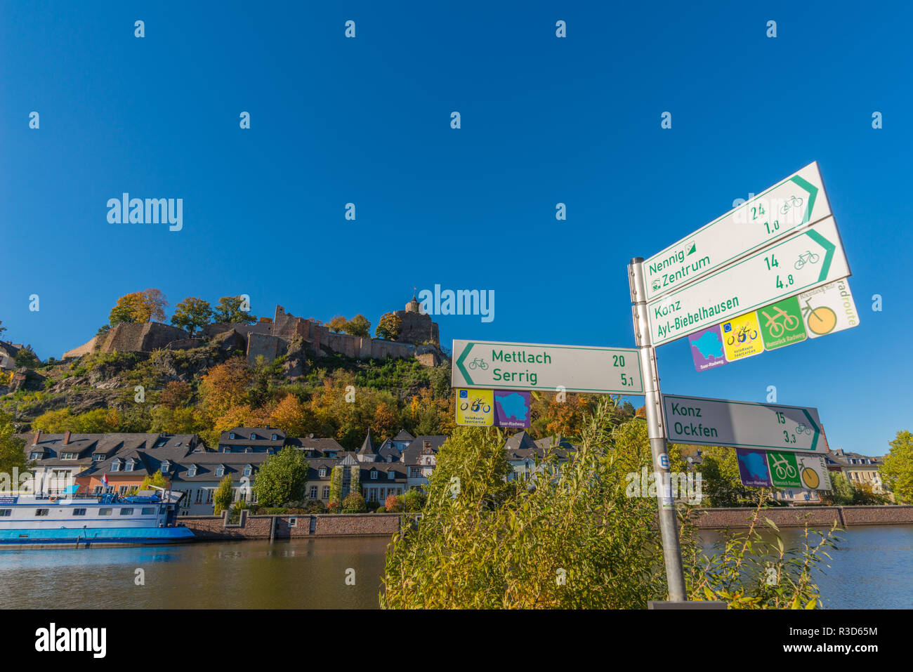 Stadt Saarburg auf Saar, Naturpark Saar-Hunsrück, von Weinbergen, überwiegend Riesling, Rheinland-Pfalz, Deutschland umgeben, Stockfoto