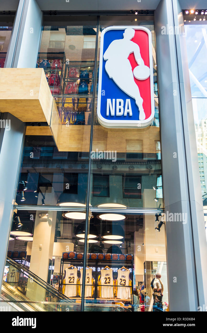 New York City, USA - 28. Juli 2018: NBA, Basketball Sport ware Store in der Fifth Avenue (5th Avenue) in Manhattan in New York City, USA Stockfoto