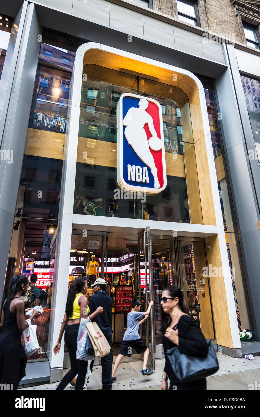 New York City, USA - 28. Juli 2018: NBA, Basketball Sport ware Store in der Fifth Avenue (5th Avenue) mit Menschen in Manhattan in New Yor Stockfoto