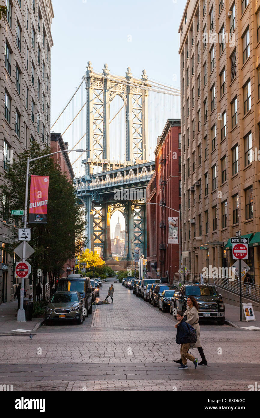 Manhattan Bridge aus Washington Street, Dumbo, Brooklyn, New York, Vereinigte Staaten von Amerika fotografiert. Stockfoto