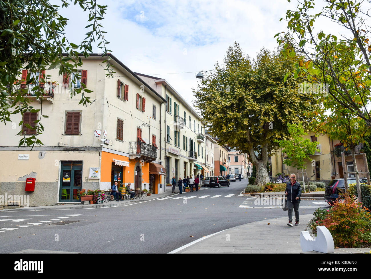 Auf der Via Roma in der lebhaften Stadt Fivizzano, Lunigiana, Toskana, Italien Mittagszeit. Stockfoto