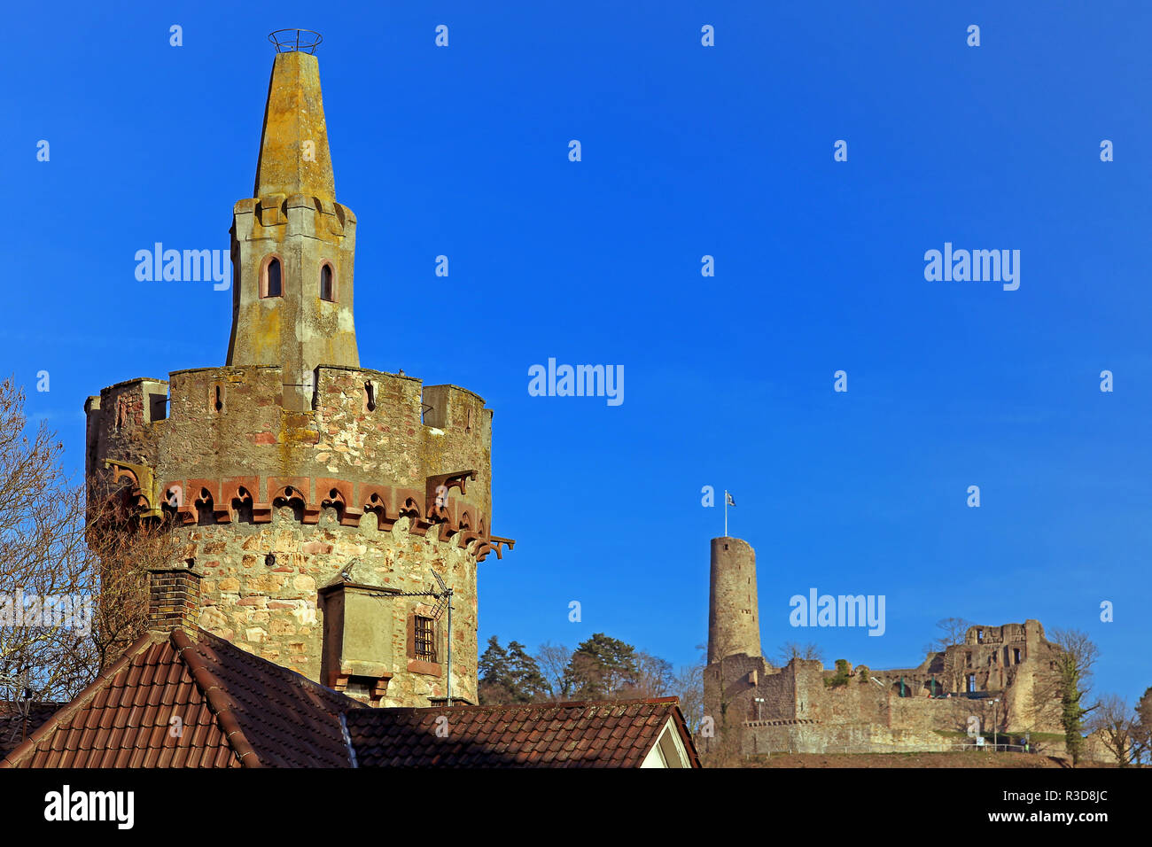 Der Rote Turm und Burg Windeck in Weinheim Stockfoto
