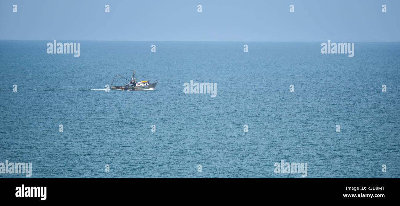 Fischtrawler Boot auf den Pazifischen Ozean Köpfe heraus zum Meer auf sonnigen Sommertag. Stockfoto