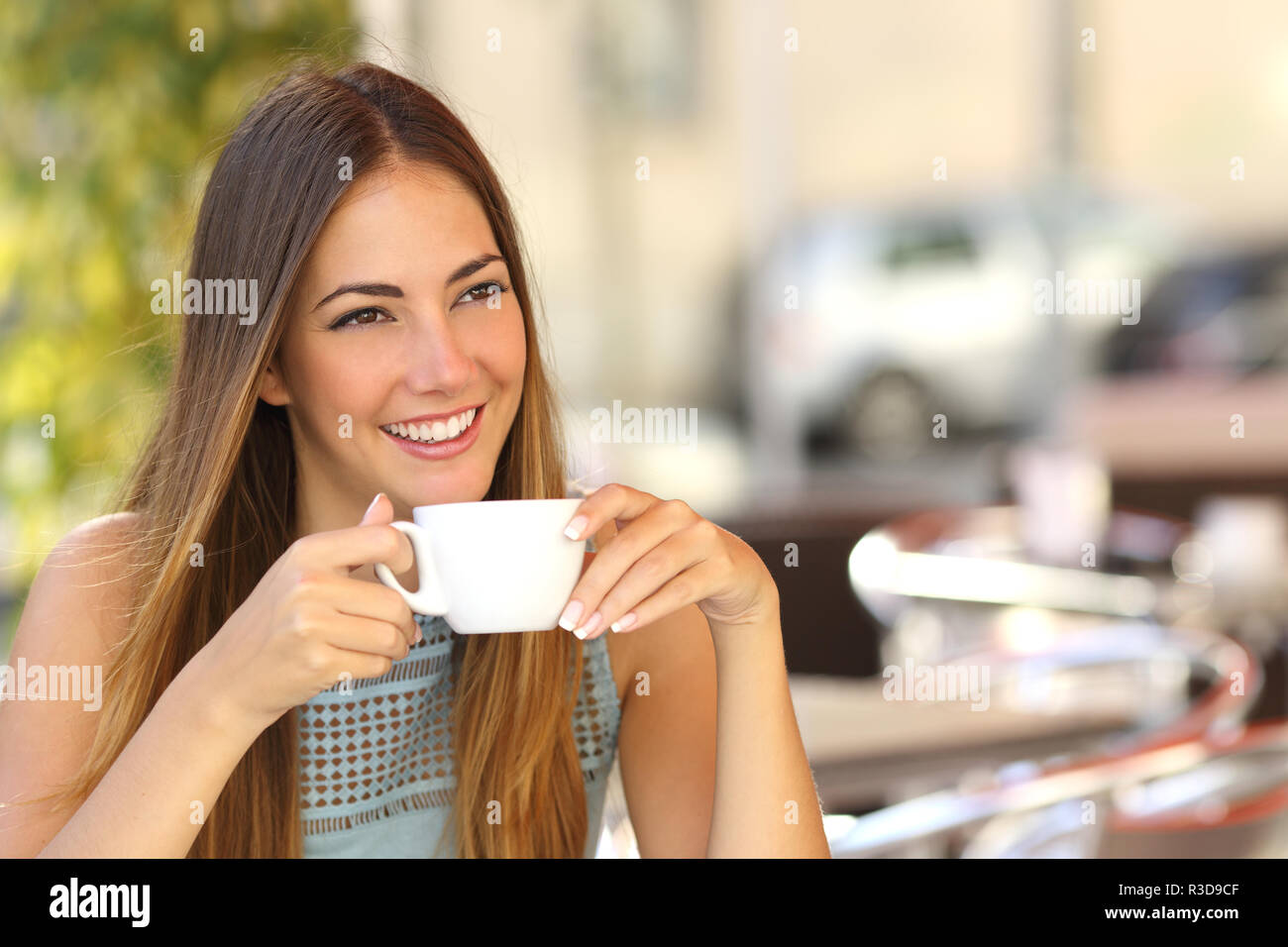 Nachdenkliche Frau denken in einem Café Terrasse Stockfoto