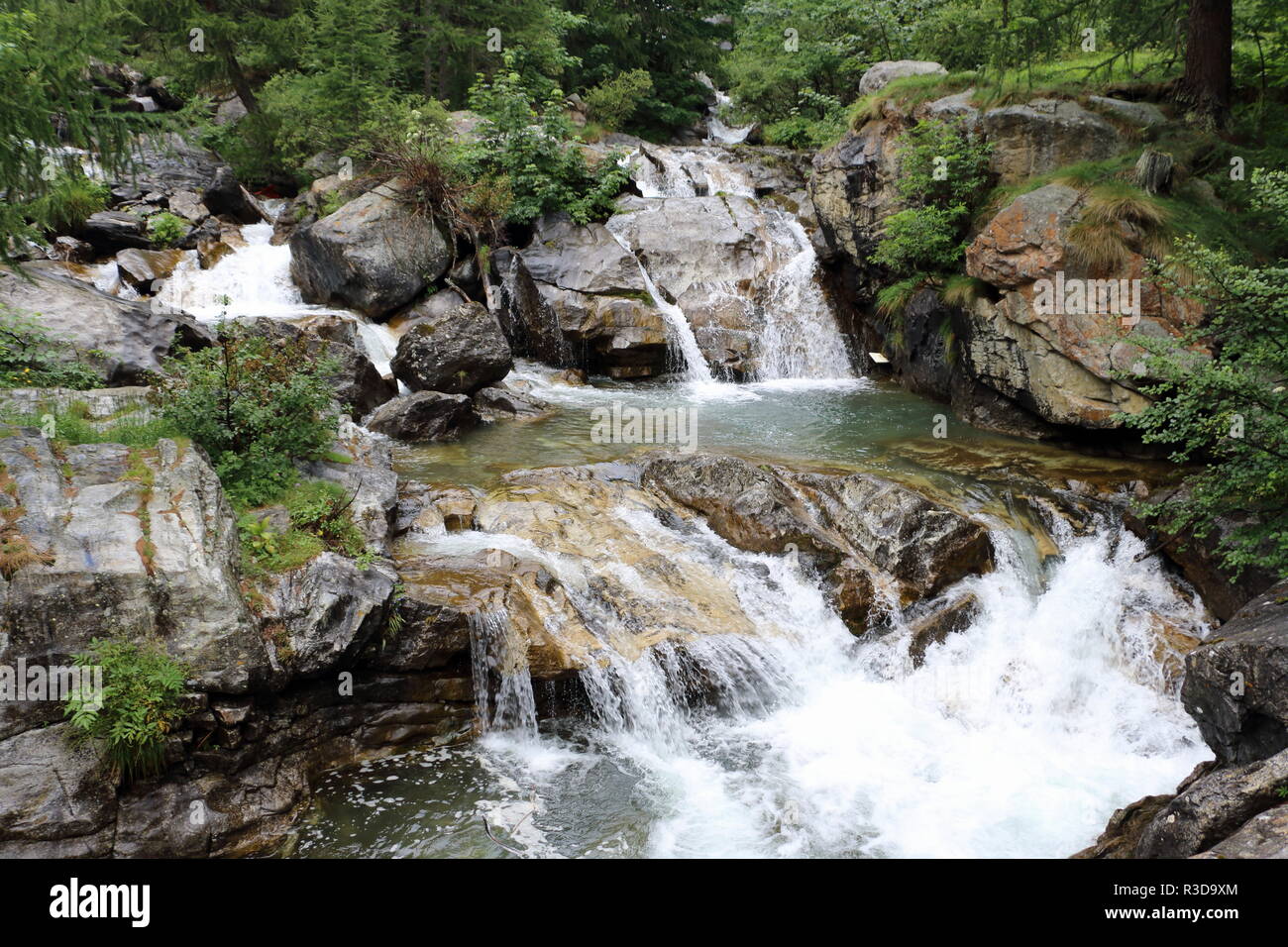 Schnell fließende Fluss in Italien in der Nähe Cascate del Toce Stockfoto