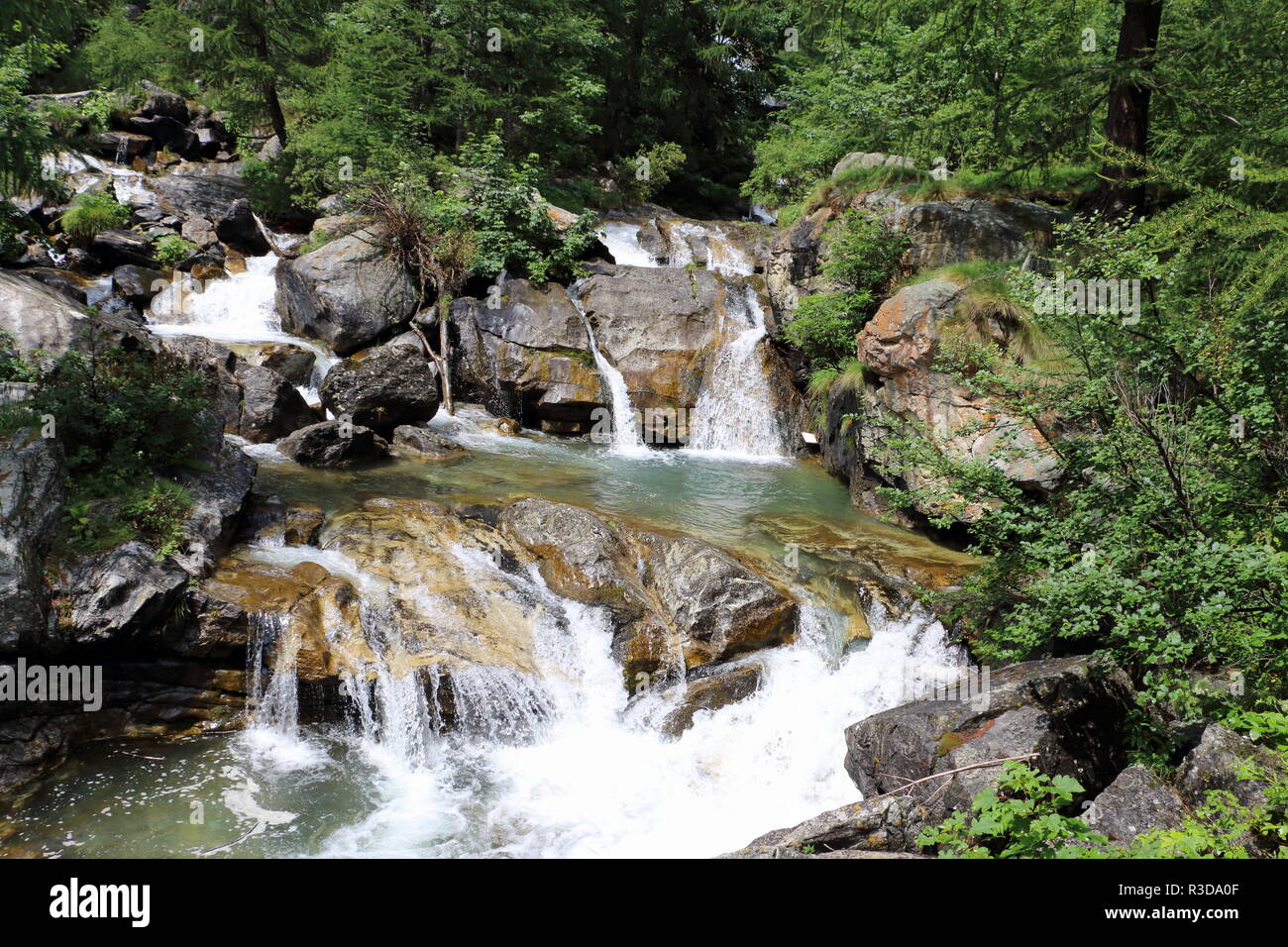 Schnell fließende Fluss in Italien in der Nähe Cascate del Toce Stockfoto