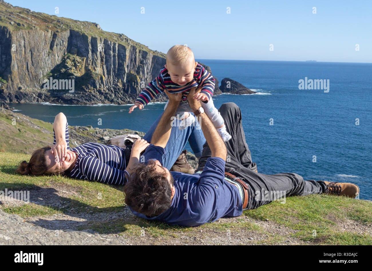 Familie im Sommerurlaub mit kleinen Kind auf einer Klippe oder clifftop Baltimore West Cork Irland Stockfoto
