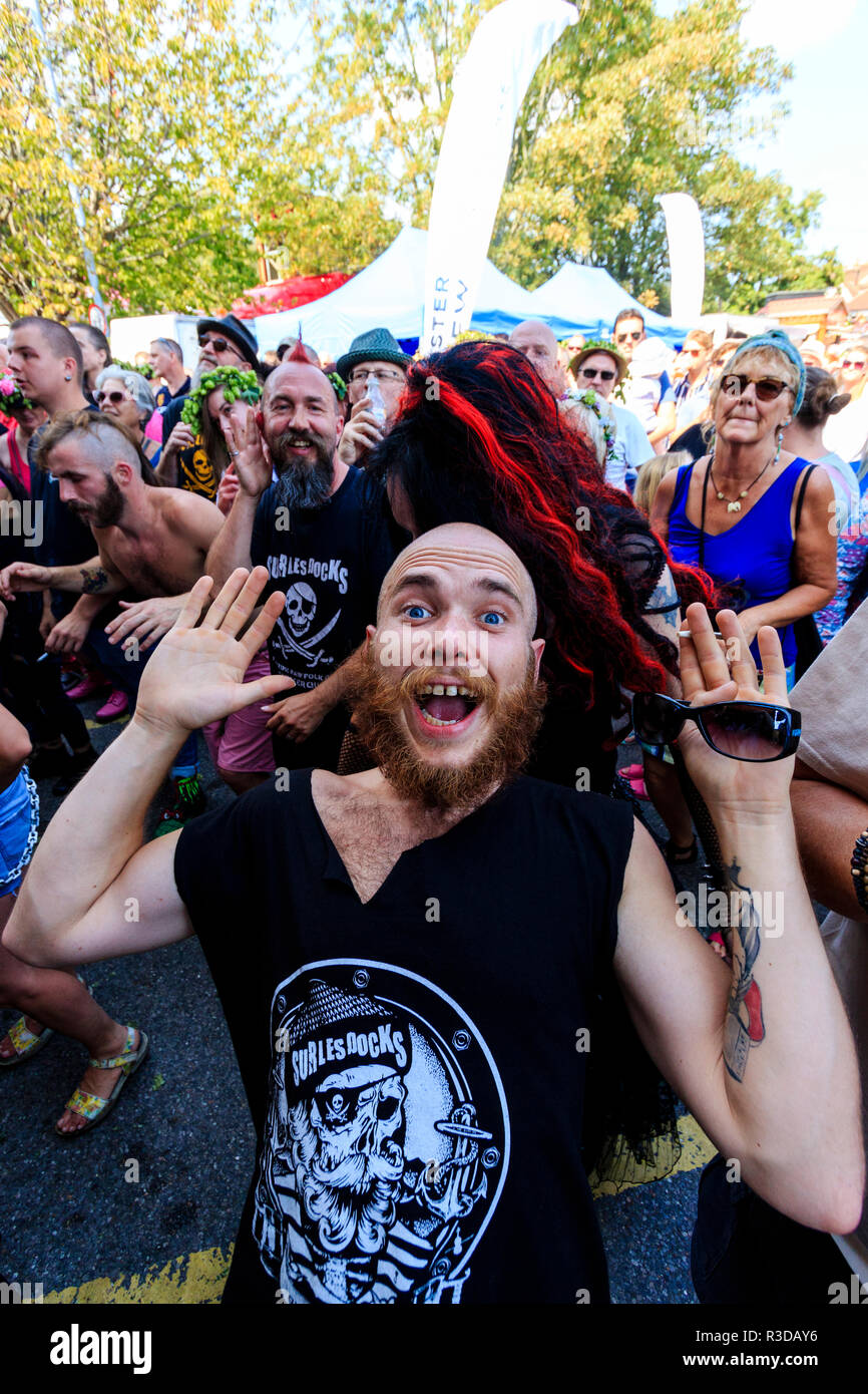 Faversham Hop Festival 2018, rasierte Kopf Fans der französischen Rock folk Group, Sur Les Docks, posieren für Zuschauer im Publikum mit dem Konzert. Stockfoto