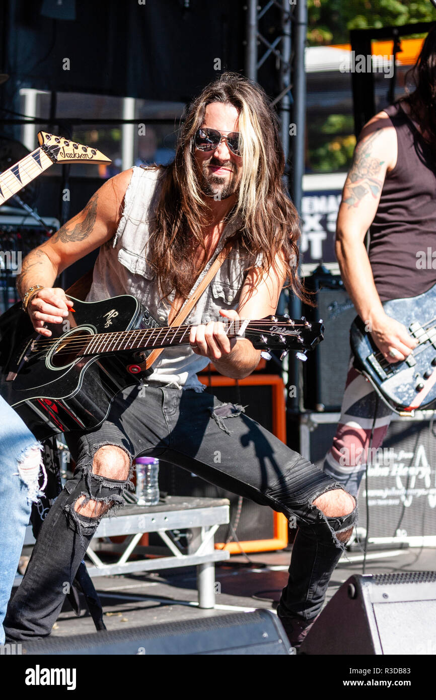 Faversham Hop Festival 201. Rock Gruppe Sicherheiten UK auf der Bühne. Sänger Angelo Tristan mit Sonnenbrille zu singen und Gitarre zu spielen. Stockfoto