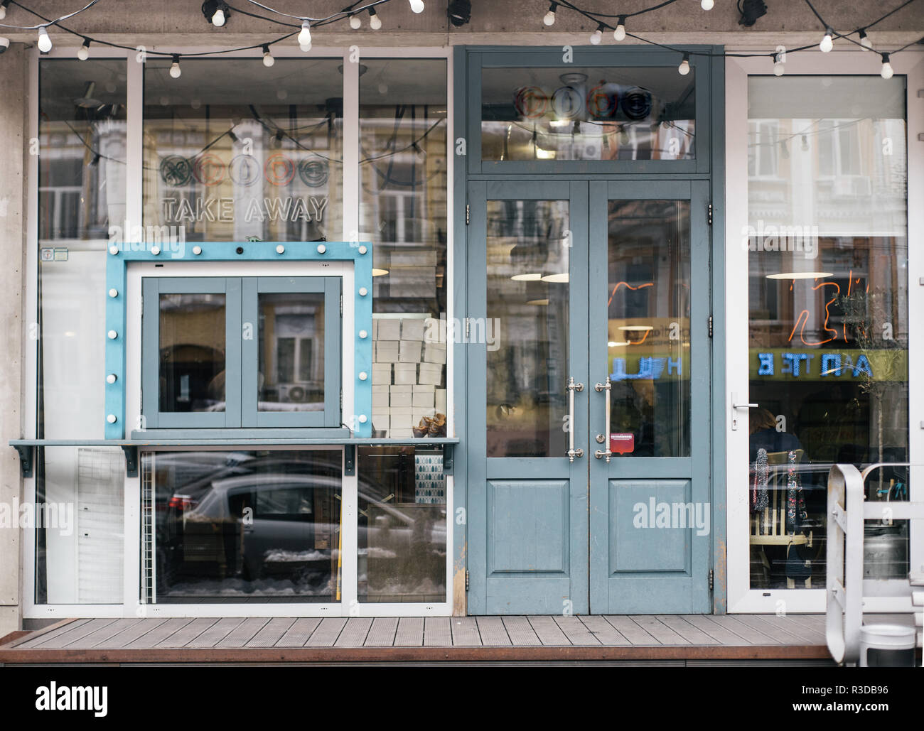 Ein Cafe Fassadengestaltung mit stilvollen Elementen und Möbeln. Vielen Holzelementen. Stockfoto