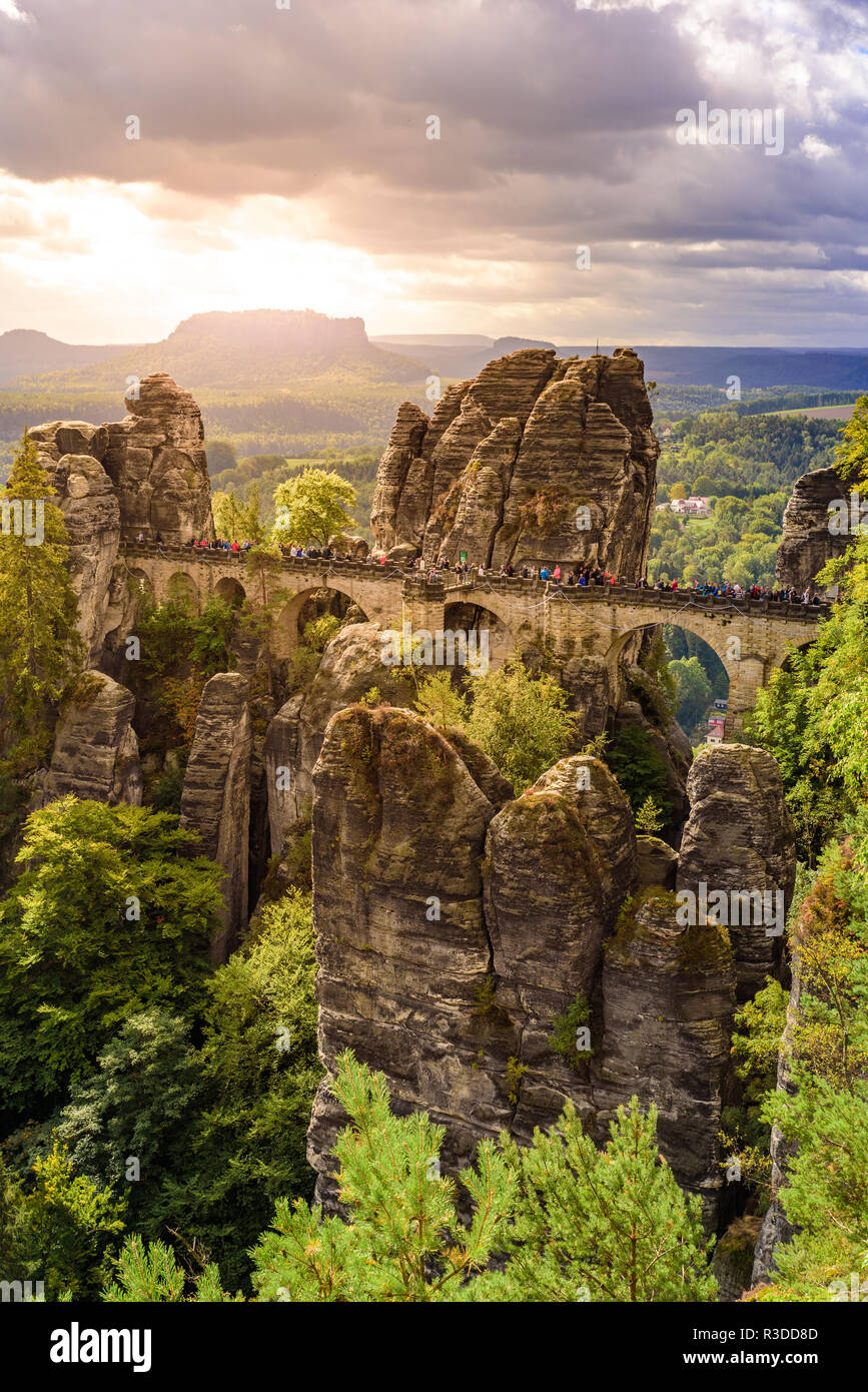 Panorama Blick auf die Basteibrücke. Bastei ist berühmt für die schönen Felsformationen im Nationalpark Sächsische Schweiz, in der Nähe von Dresden und Kurort Rathen - Ge Stockfoto