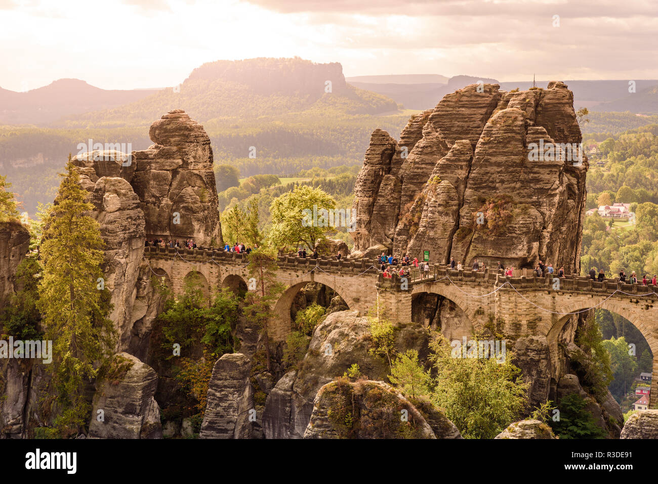 Panorama Blick auf die Basteibrücke. Bastei ist berühmt für die schönen ...