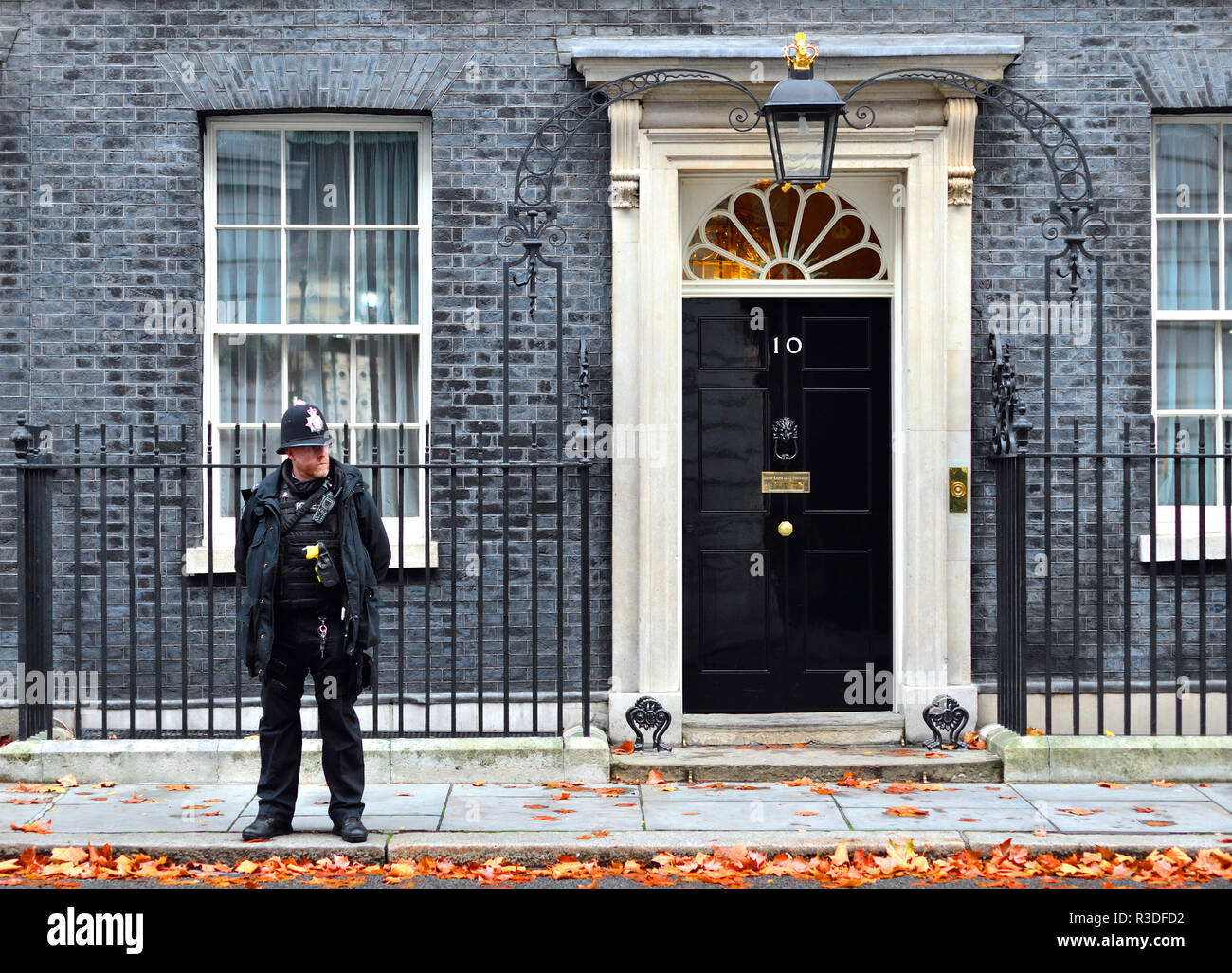 Polizeioffizier externe Nummer 10 Downing Street, London, England, UK. Stockfoto