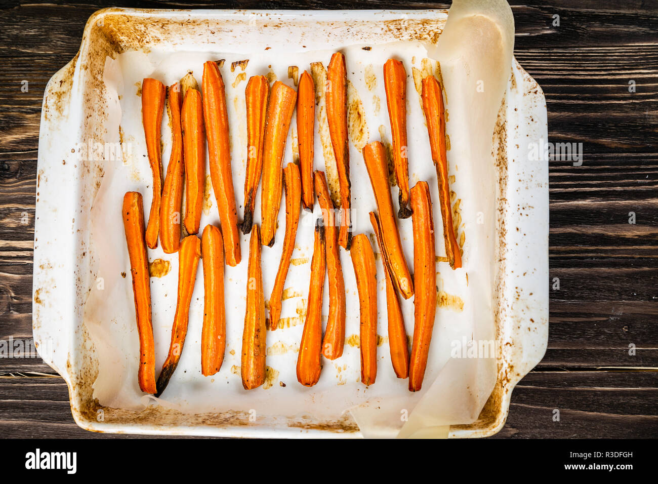 Gesunde Pommes Alternative Karotten Pommes Frites Chips Auf Pan Platz Kopieren Stockfotografie Alamy