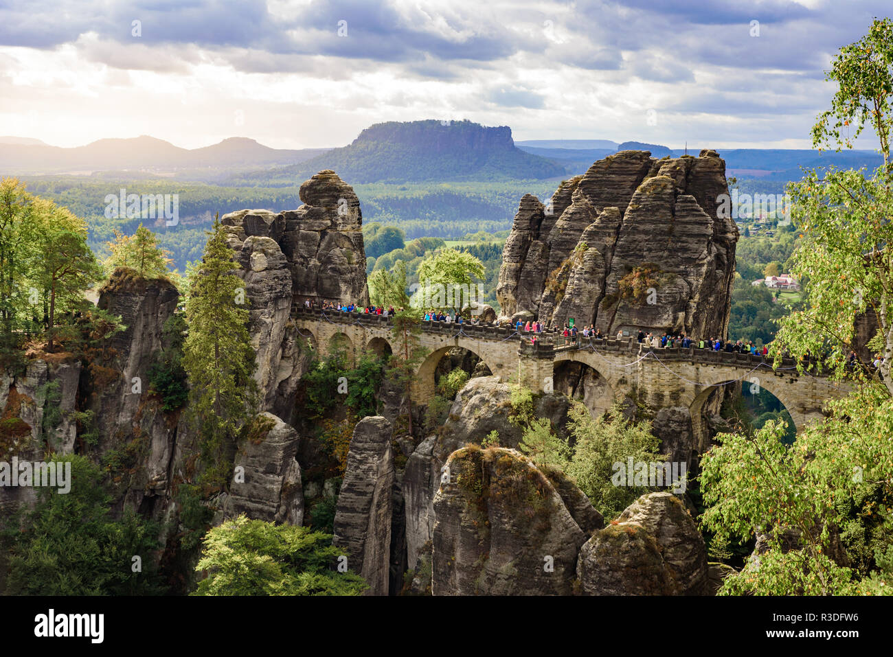 Panorama Blick Auf Die Basteibrucke Bastei Ist Beruhmt Fur Die Schonen Felsformationen Im Nationalpark Sachsische Schweiz In Der Nahe Von Dresden Und Kurort Rathen Ge Stockfotografie Alamy