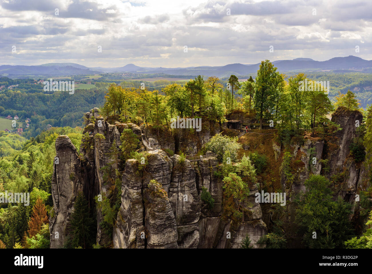 Panoramablick auf die wunderschöne Felsformationen der Bastei in der Sächsischen Schweiz National Park, in der Nähe von Dresden und Kurort Rathen - Deutschland. Beliebte Reise destinat Stockfoto