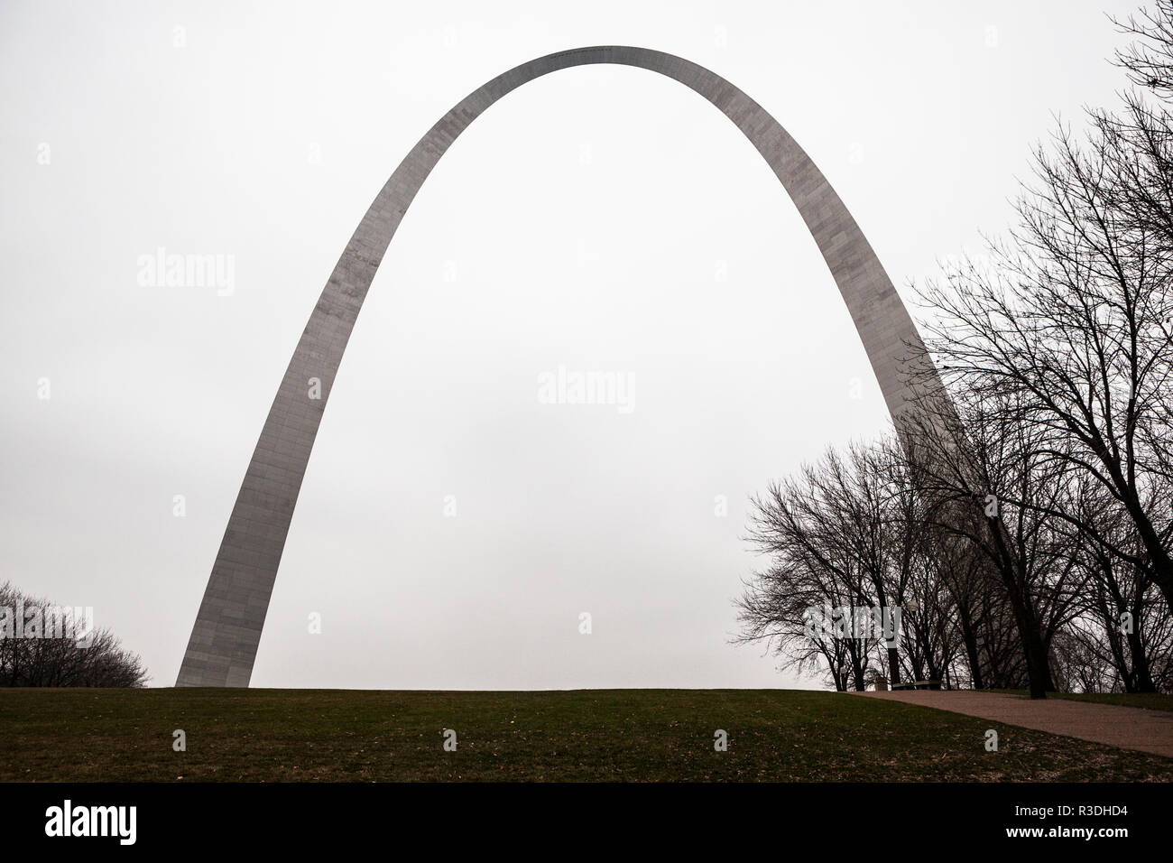 Der Gateway Arch, ein 630 Fuß (192 m) Denkmal in St. Louis, Missouri, USA, dem höchsten Bogen der Welt. Stockfoto