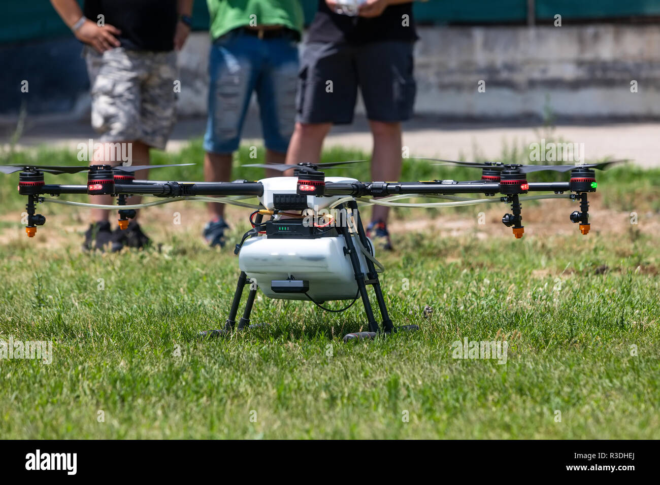 Thessaloniki, Griechenland - 21. Juni 2018: Professionelle Landwirtschaft Brummen auf dem grünen Feld während der pre-Flight Preparation Stockfoto