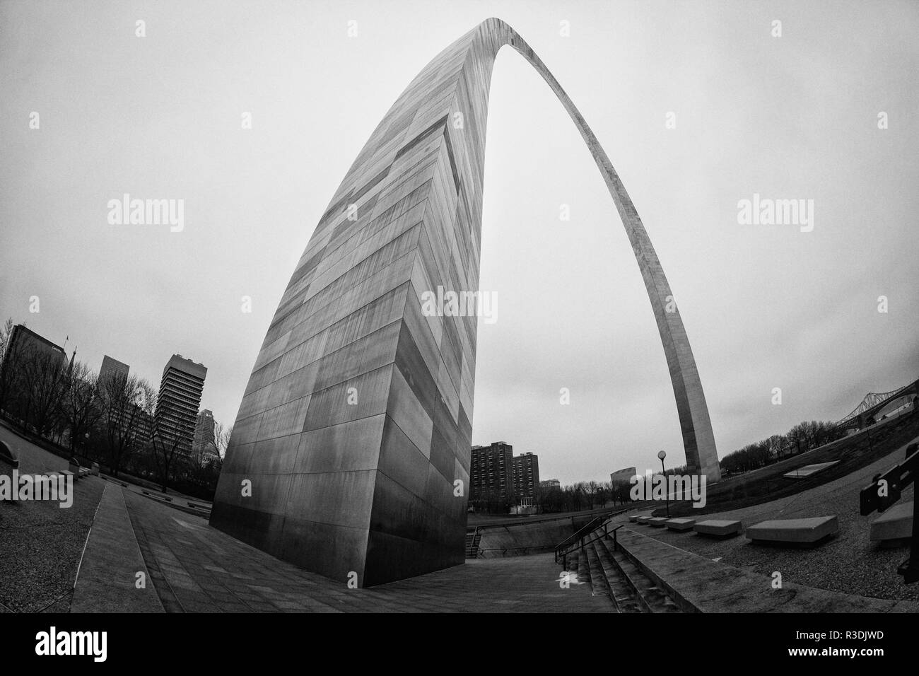 Der Gateway Arch, ein 630 Fuß (192 m) Denkmal in St. Louis, Missouri, USA, dem höchsten Bogen der Welt. Stockfoto