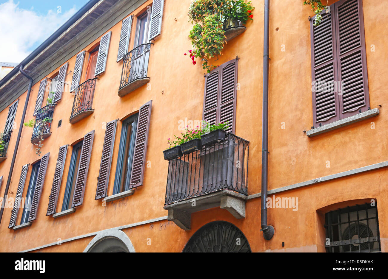 Traditionelle bunte Gebäude in der Stadt Mailand Italien - Italienische Architektur Gebäude Stockfoto
