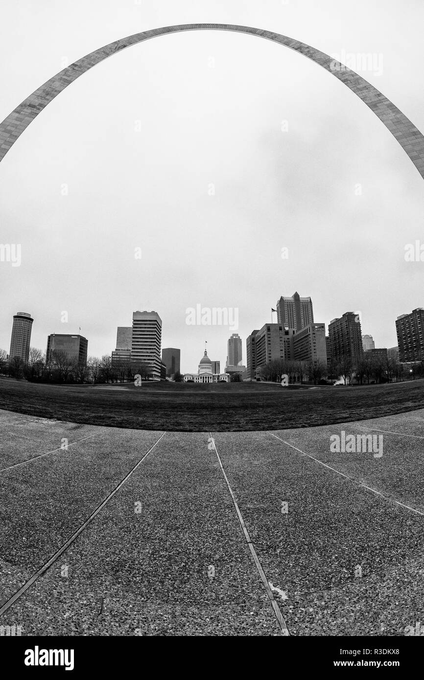 Der Gateway Arch, ein 630 Fuß (192 m) Denkmal in St. Louis, Missouri, USA, dem höchsten Bogen der Welt. Stockfoto