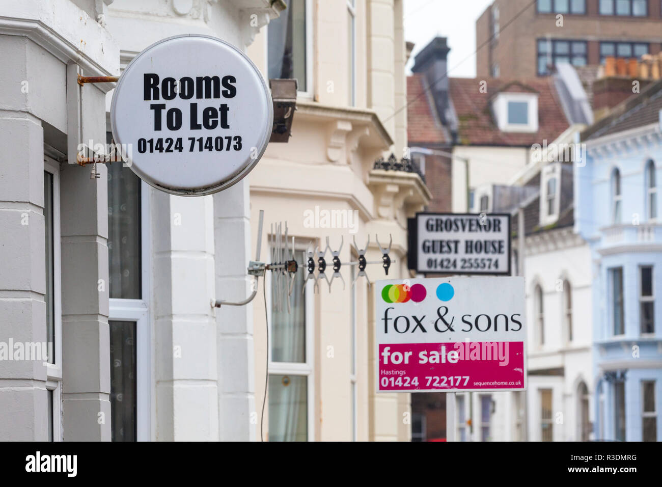 Die Zimmer zu unterschreiben lassen, Gästehaus, zum Verkauf, Hastings, East Sussex, Großbritannien Stockfoto