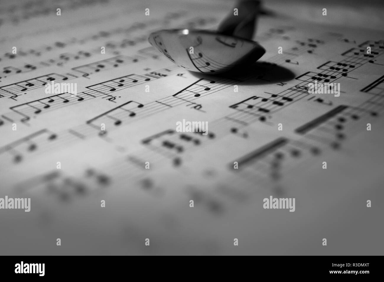 Die Rückseite eines Löffels Noten widerspiegelt Stockfoto