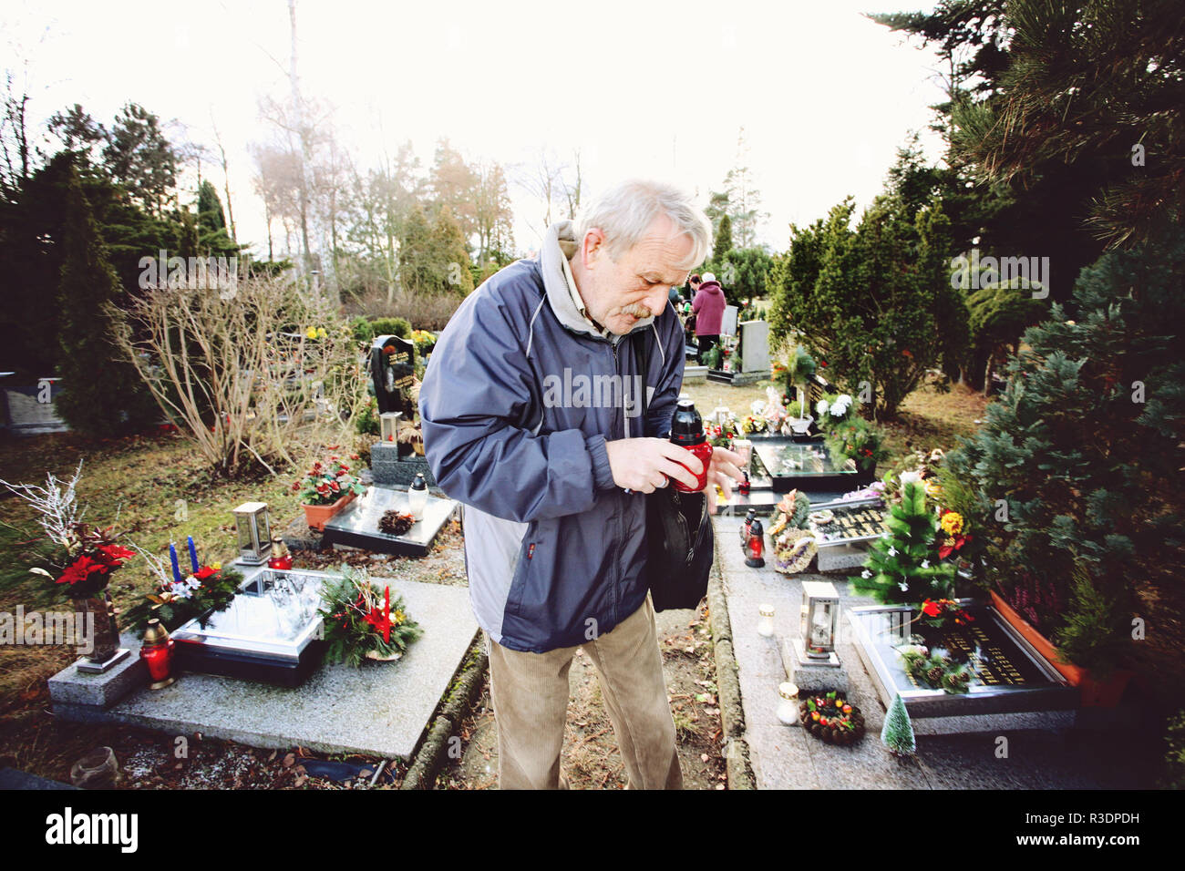 Stara Boleslav, tschechische Republik, Europa, 24. Dezember 2011: Traditionelle Weihnachten Friedhof besuchen Stockfoto