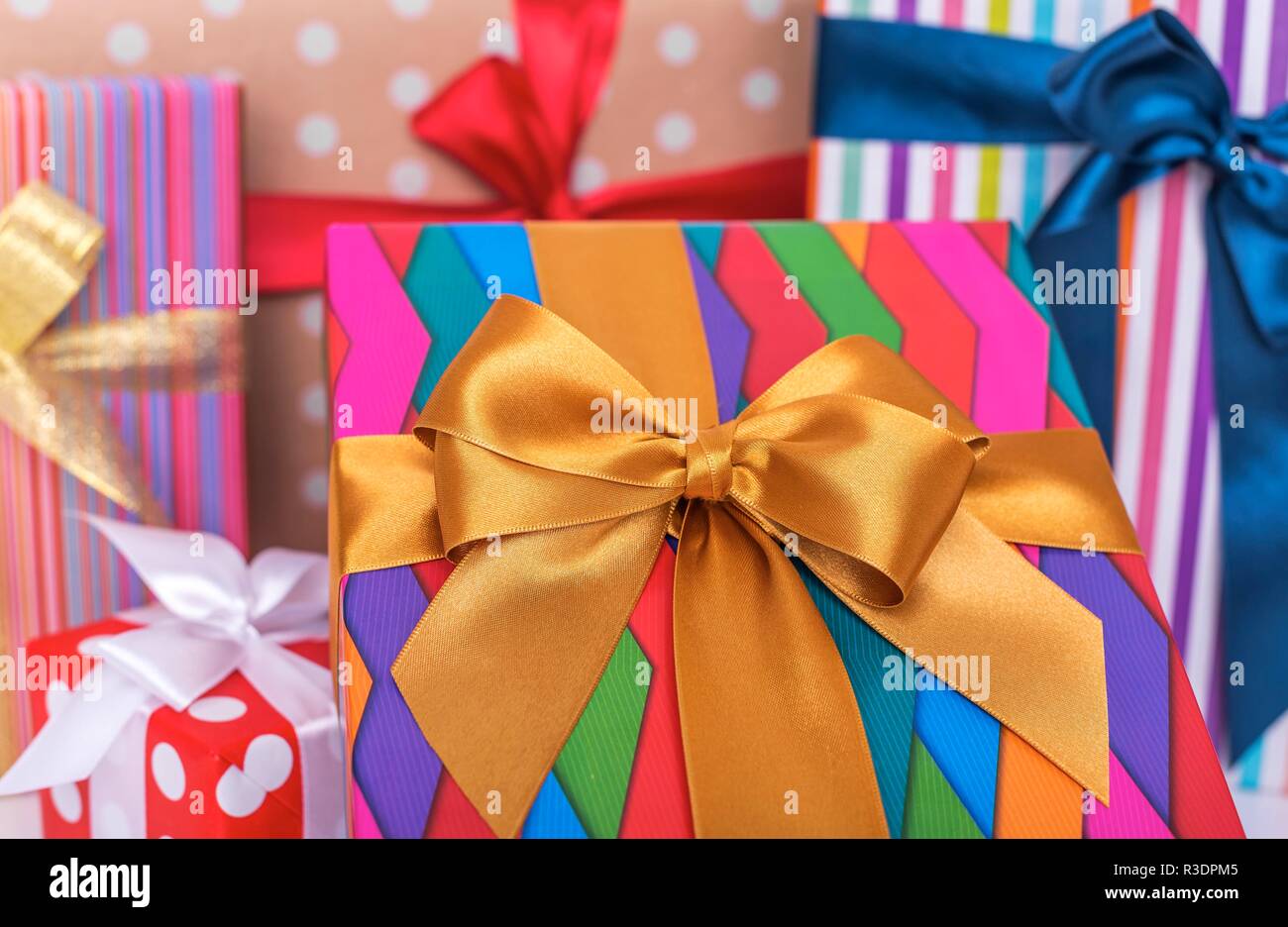 Stapel der Geschenke auf weißem Hintergrund. Close-up. Stockfoto