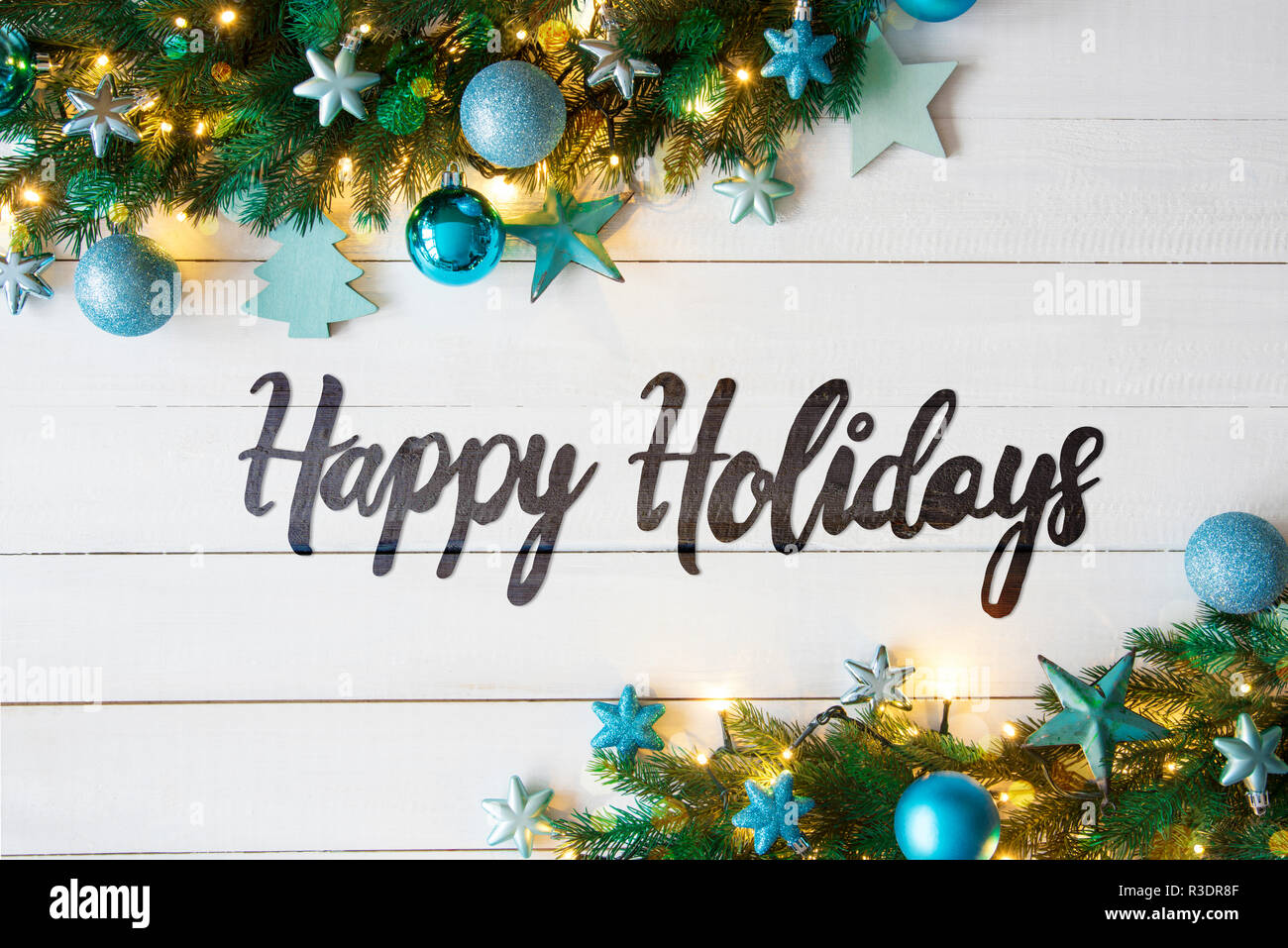 Weihnachten Banner mit englischen Kalligraphie frohe Feiertage. Tanne Baum mit blauen Kugeln und Weihnachtsdekoration. Weißen Holzmöbeln rustikal Hintergrund und Stockfoto