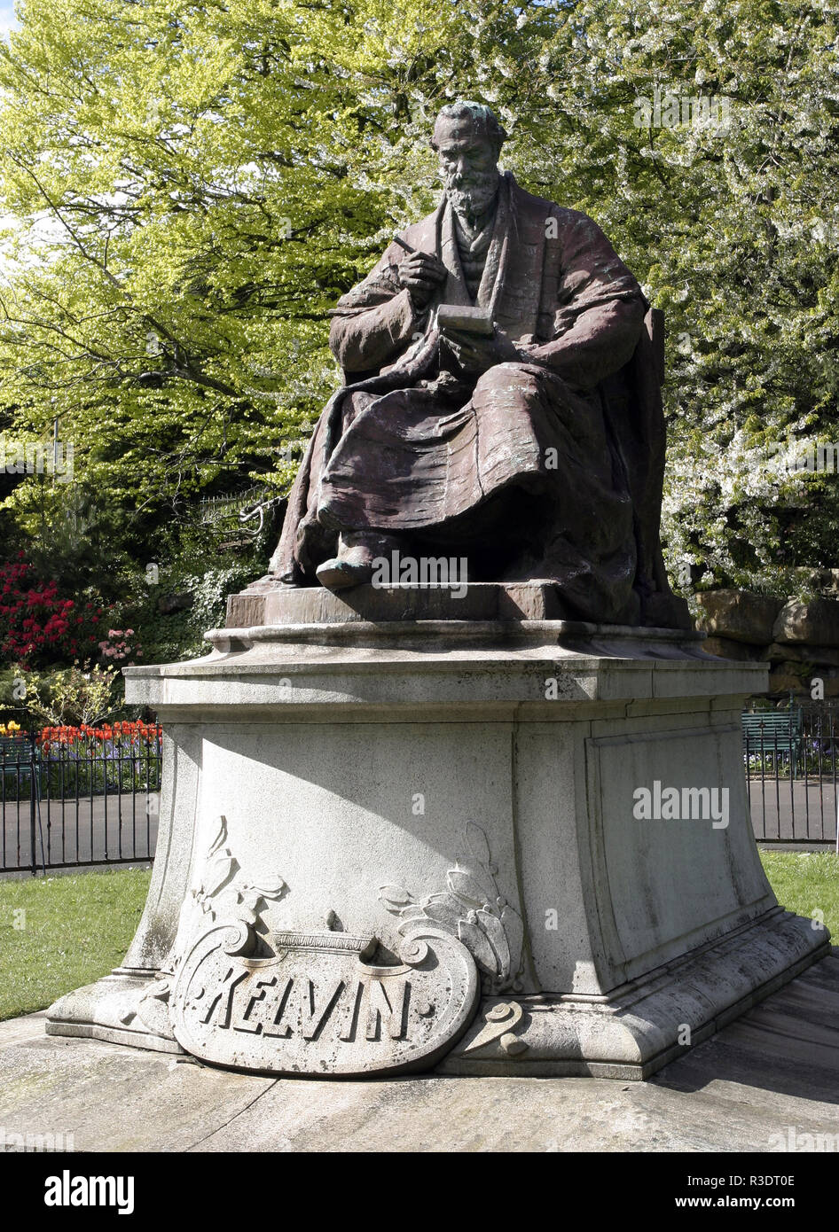 Diese Statue von Lord Kelvin (William Thomson), der eine mathematische Physiker und Ingenieur und ist am besten für die Entwicklung der absoluten Temperatur Skala bekannt. Die Statue befindet sich in der Kelvingrove Park am Ufer des Flusses Kelvin in Glasgow. Stockfoto